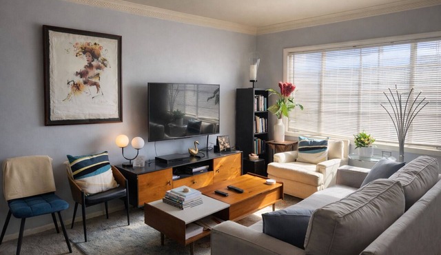 Superbly located - WeHo bars, sunset strip, restaurants and more!