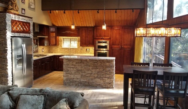 Surrounded by Pines, Family/Pet Friendly minutes from Snow Valley !