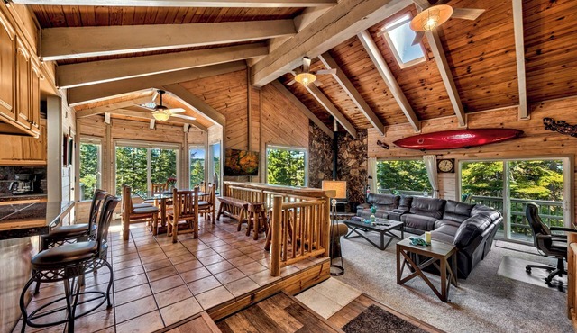 Tahoe Aloha Cabin: TWO Kitchens & Living Rooms, Game Rm, Hot tub.