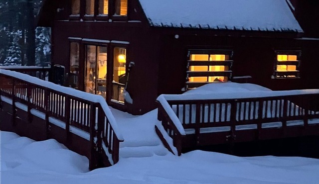 Tahoe area Cabin, Pet Friendly, 3 miles to Sugar Bowl, On x-country ski trail