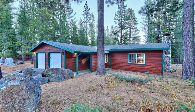 The Bear's Den Single Story Tahoe Cabin With 3 Bedrooms, 2 Baths, Hot Tub