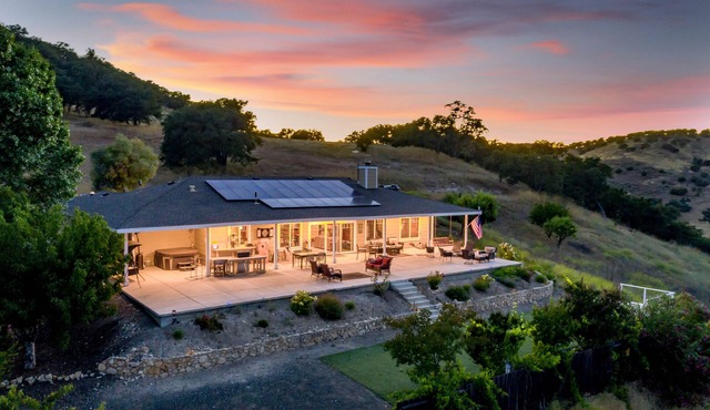 The J's Nest Deluxe - Beautiful Hilltop Home with Charming Cottage!