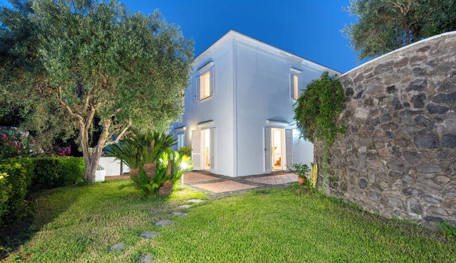 The Lauro Luxury Villa, garden, parking, in private area, close to the center