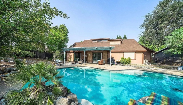 The Sereniti House : Tranquil Escape With Hot Tub