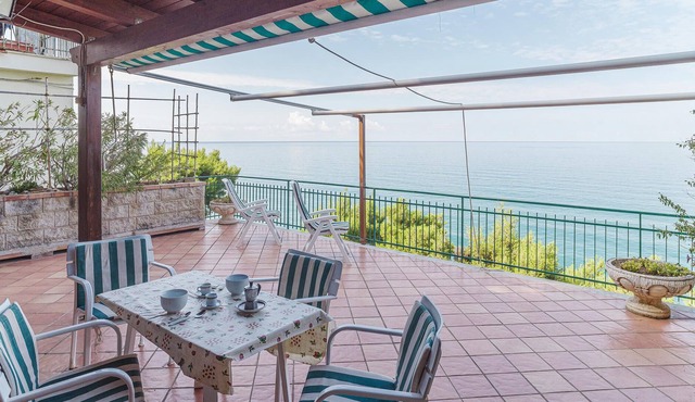This apartment is located only about 70 meters as the crow flies from the sea and is therefore ideal