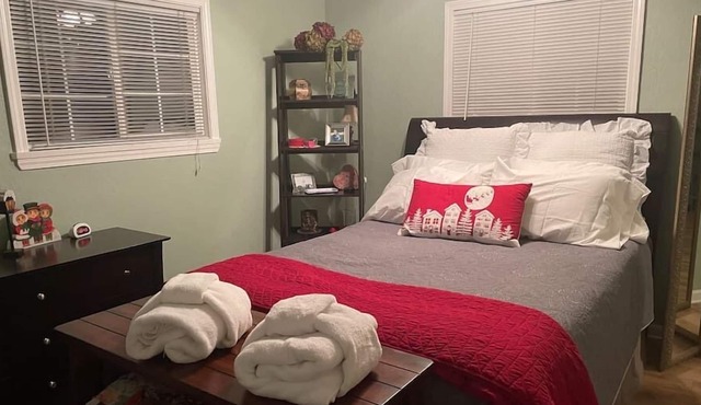 This bungalow is a 1 bedroom(s), 1 bathrooms, located in Auburn, CA.