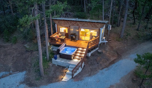 Tiny home with spa/firepit/and more!