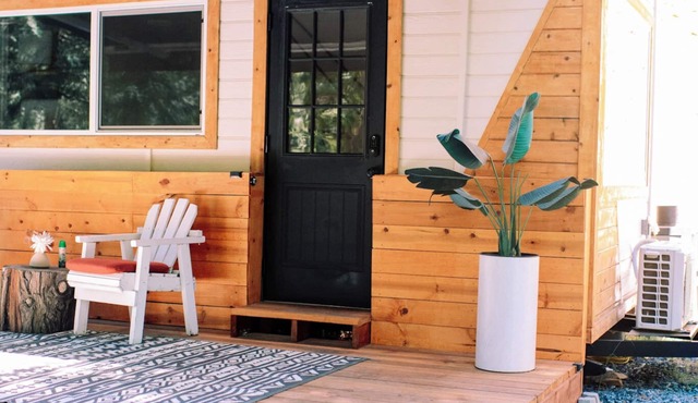 Tiny house Glamping in the mountains 🌻 Walk to private lake!