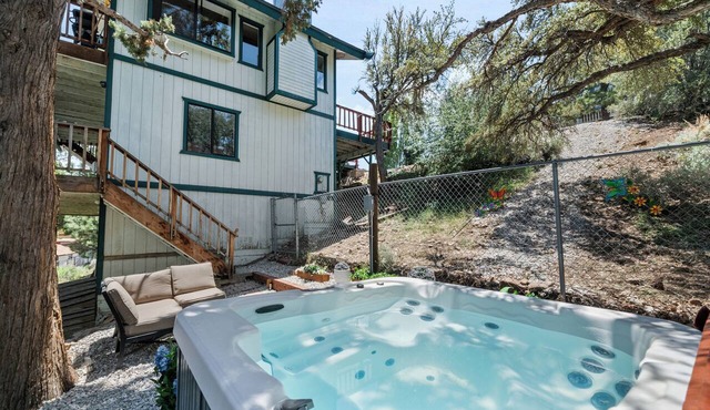 Top-Rated Treehouse Retreat with Hot Tub & Mountain Views, Pet Friendly