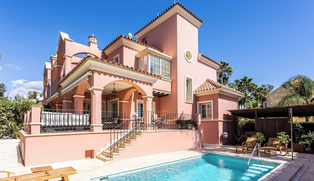 Traditional Style Beachfront Villa in San Pedro