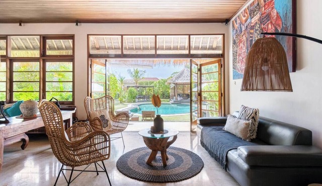 Traditional villa with huge pool and garden 200m to Berawa beach