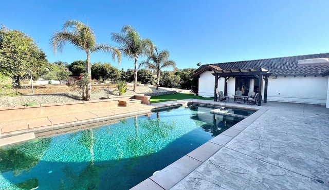 Tranquil Luxury Villa - Pool, Spa, Pickleball Court & Avocado Farm