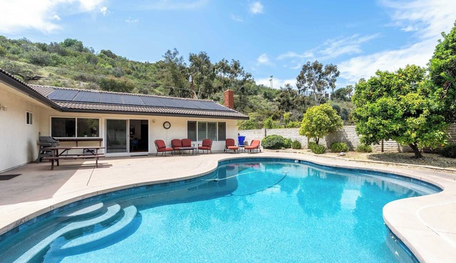 Tranquil Oasis: 4-Bedroom Retreat with Pool