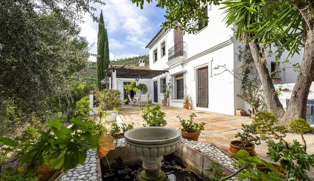 Tranquil retreat with private pool and beautiful gardens