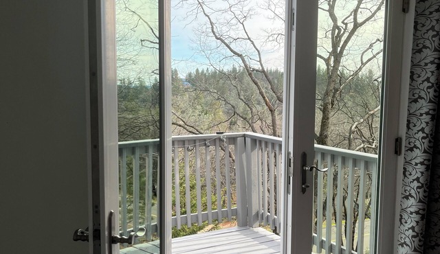 Treehouse Retreat - Cozy Escape in Grass Valley