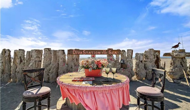 Tremendous 2-bedroom cottage with AC in charming Bombay
