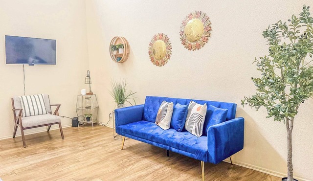 Trendy 2 level Loft Downtown parking incl.