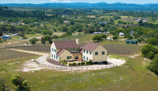 Tuscan-style Villa, Vineyard, Spa, Game room, Bocce, 20 min from Paso Robles