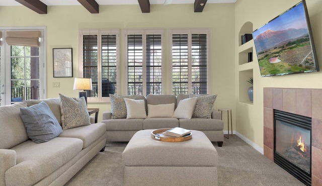 Updated and Refreshed 3/3 villa just steps away from the Sparkling pool