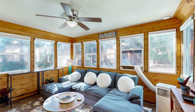 Updated Cabin w/Washer/Dryer & WiFi, Close To Lake, Shopping, and Hiking