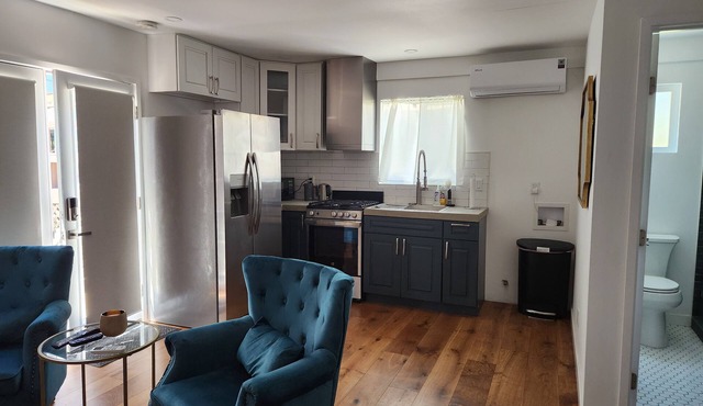 Updated Studio in LA with refreshing AC & Washer/Dryer