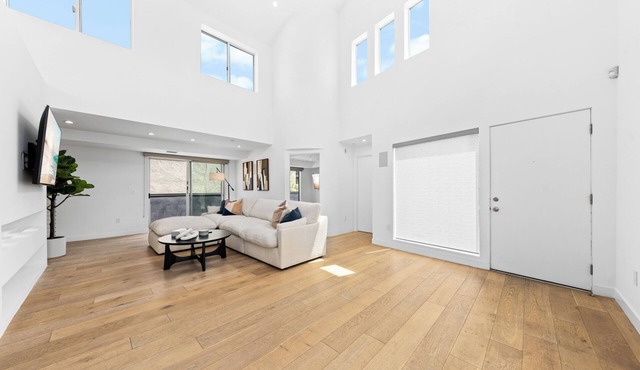 Upscale 3 Level Condo Santa Monica Gem Must See