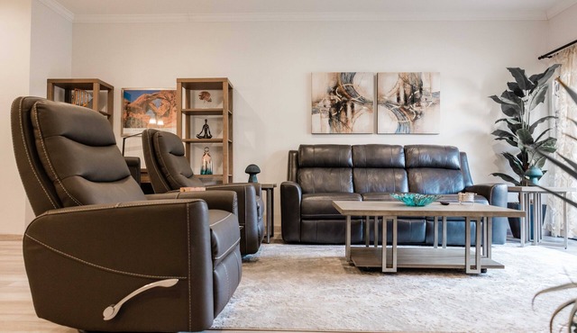 Upscale Condo with Pool, Gym, Close to Beach