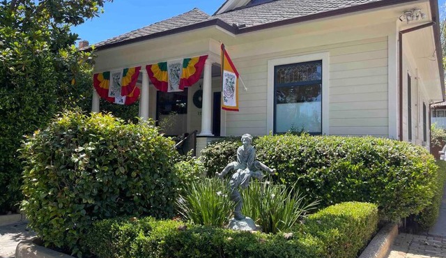 Upscale Downtown Home Walk to Beach shops Bars 2