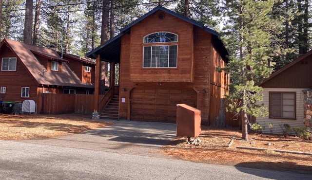 Upscale Mountain home on the bike path with hot tub