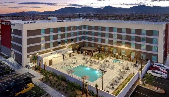 Urban Elegance! Kitchen, Pool, Free Breakfast, Pets Allowed!