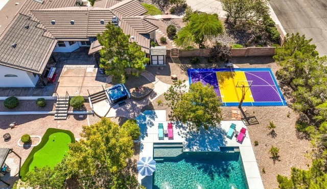 Vegas 6BR Pop Art Mansion, Heated Pool Spa, Basketball, Pickleball, Mini Golf