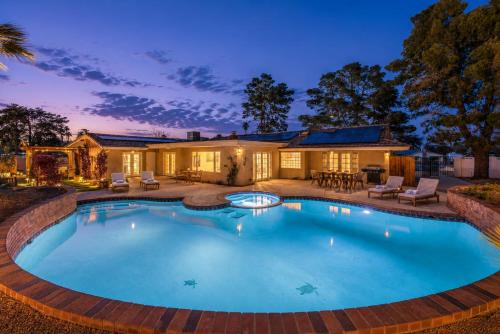 Vegas Mansion: Pool, Spa, Sauna, Theatre, By STRIP