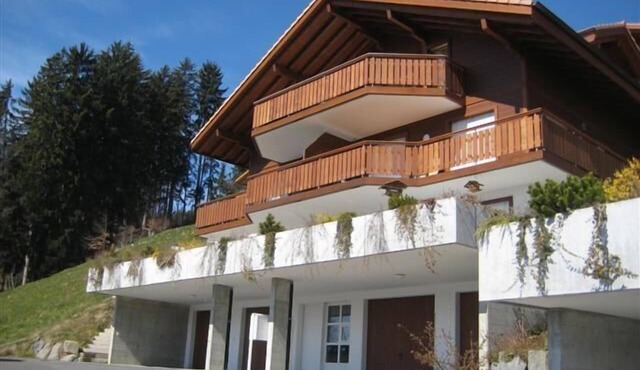 Very comfortable flat with a magnificient view to the lake and the mountains in Beatenberg