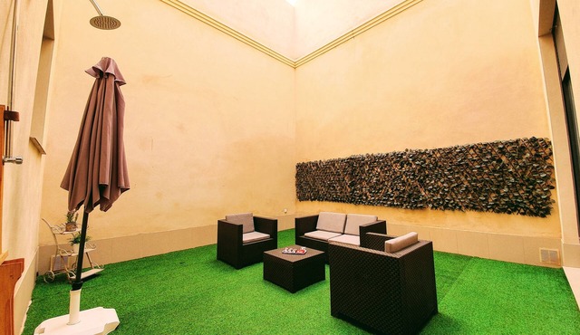 Very spacious and comfortable apartment. Private patio and sundeck with views in Sevilla