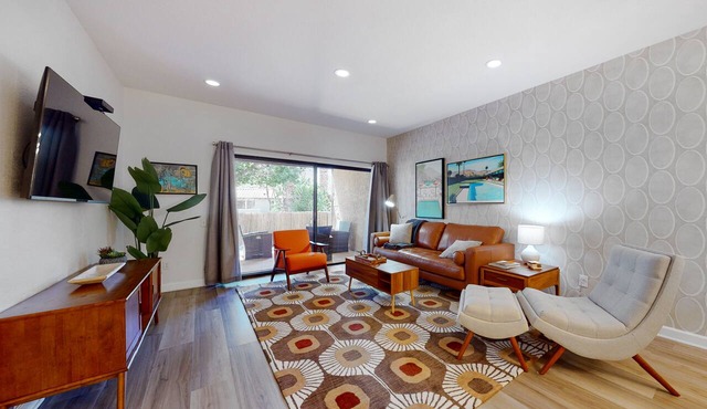 Vibrant dog-friendly condo with hot tub, tennis court, pool, W/D, grill & patio