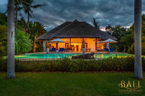 Villa Agus Mas - Serene & calm beachfront villa!