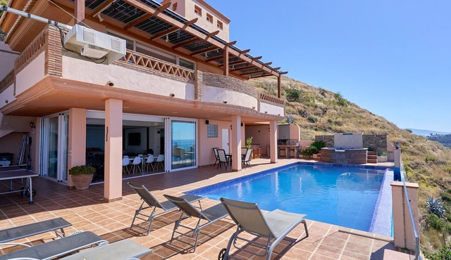 Villa Casa Montes del Castillo: 480m², Infinity Pool, Private Cinema, 7 Bedrooms, Costa Tropical
