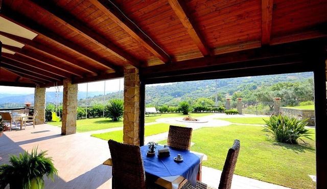 Villa Celidonia: A characteristic and welcoming three-story villa surrounded by the greenery, with Free WI-FI.
