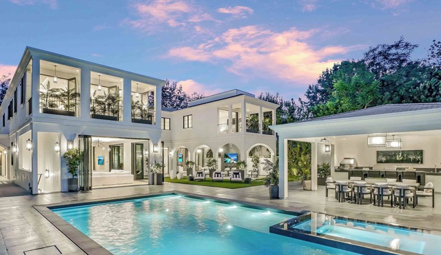 Villa Colette by LuxJB 🏆 Beverly Hills Mansion with Resort-Style Service