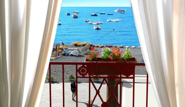 Villa Costanzo - Beach Front - Air Conditioned and Free Wi- Fi