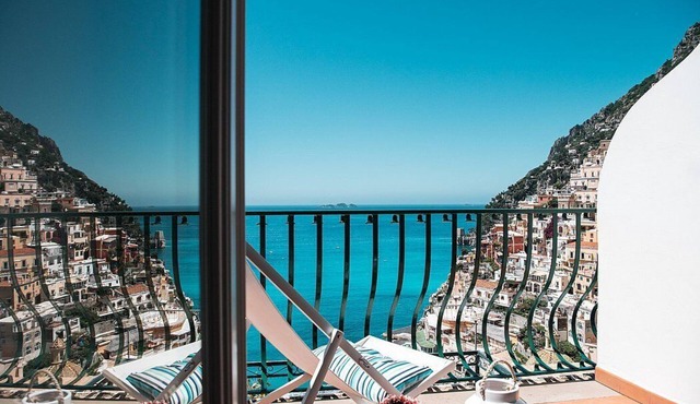 Villa Faustina D: A splendid and luminous apartment overlooking the sea and the main beach of Positano.