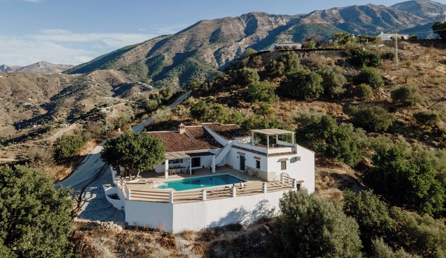 Villa for up to 8 persons with fantastic mountain views & private swimming pool