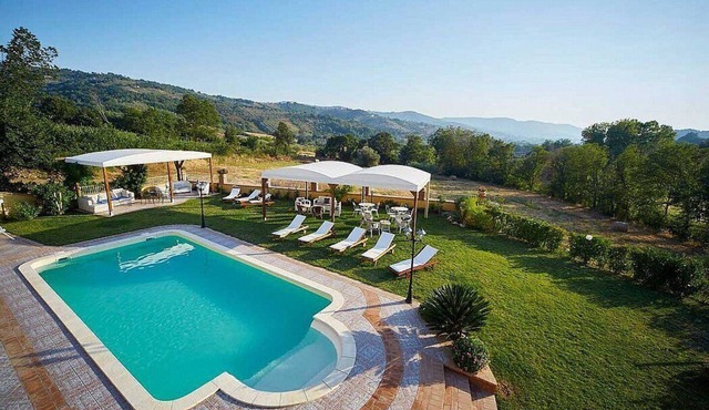 Villa Giuncalia D: A welcoming apartment surrounded by the greenery, with Free WI-FI.