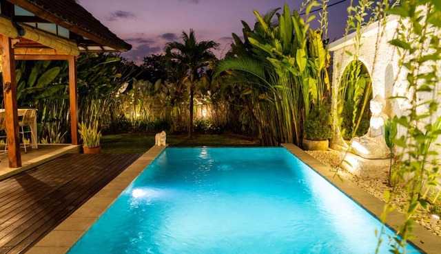 Villa Innerbloom stylish 2BR with large pool & garden