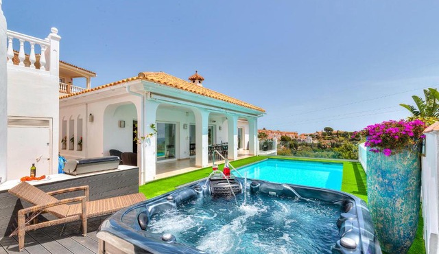 Villa Intermezzo - Jacuzzi, Salt water Pool & BBQ