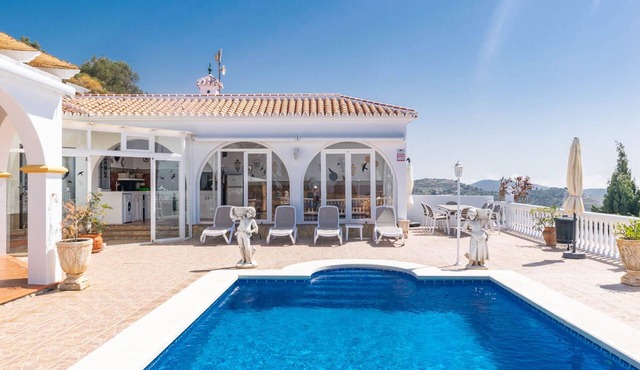 Villa "Lena Del Sol" with Sea View & Wi-Fi