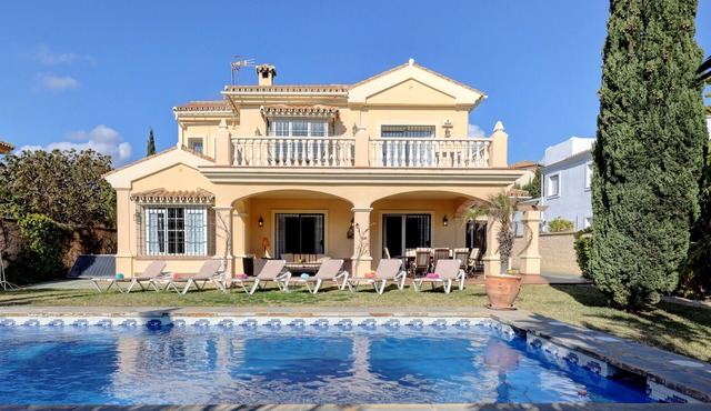 Villa Majestic with Mountain View, Pool and Wi-Fi
