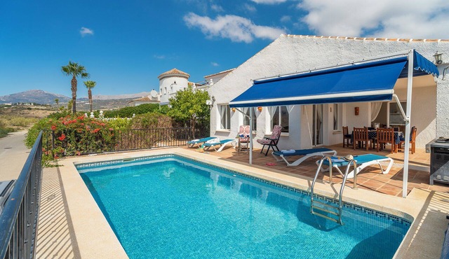 Villa 'Mariposa Large 2 Bedroom Lake Views' with Pool, Wi-Fi & Garden