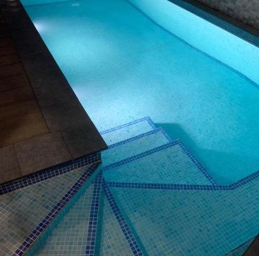 Villa moderna con piscina vista al mar
