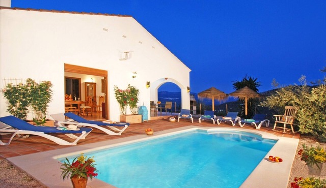 Villa Roble – Magnificent Villa for 8 People, HEATED POOL & Pet Friendly